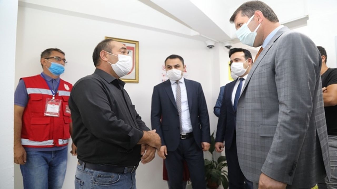 Vatandaşları dinleyen Vali Ayhan'dan SYDV Çalışanlarına Teşekkür Belgesi verdi