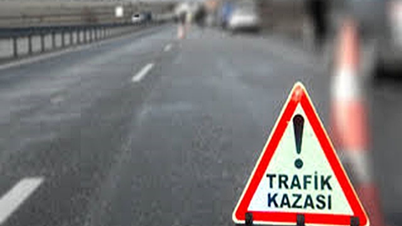 Ambulansı sollamaya çalışırken kamyonetle çarpıştı;4 ölü ,3 yaralı