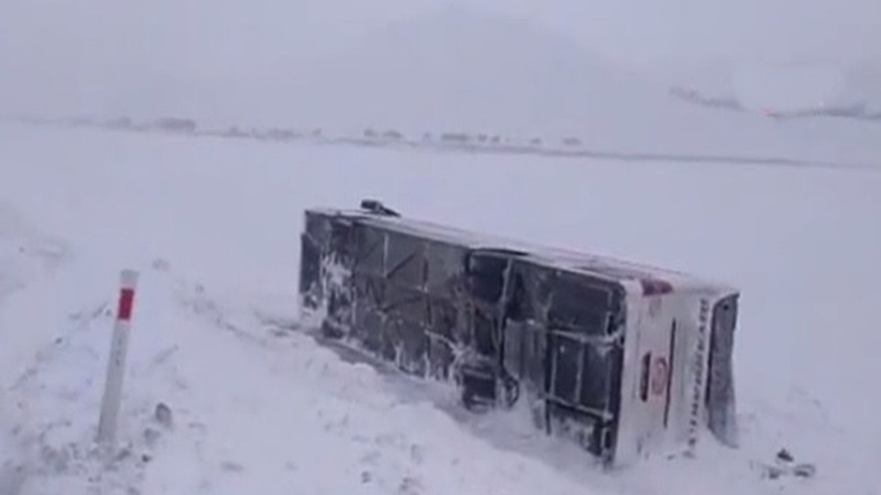 Ağrı’da Tipi Nedeniyle Yolcu Otobüsü Devrildi