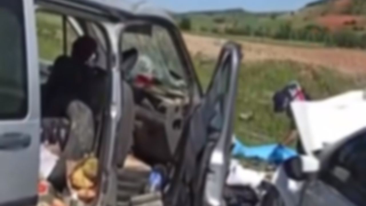 İki araç kafa kafaya çarpıştı : 4 ölü 8 yaralı!