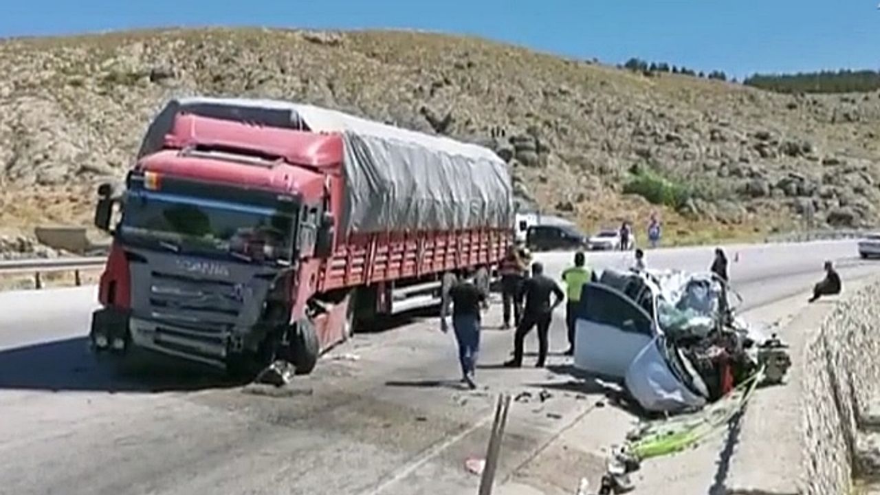 TIR ile çarpışan aracın sürücüsü feci şekilde hayatını kaybetti!