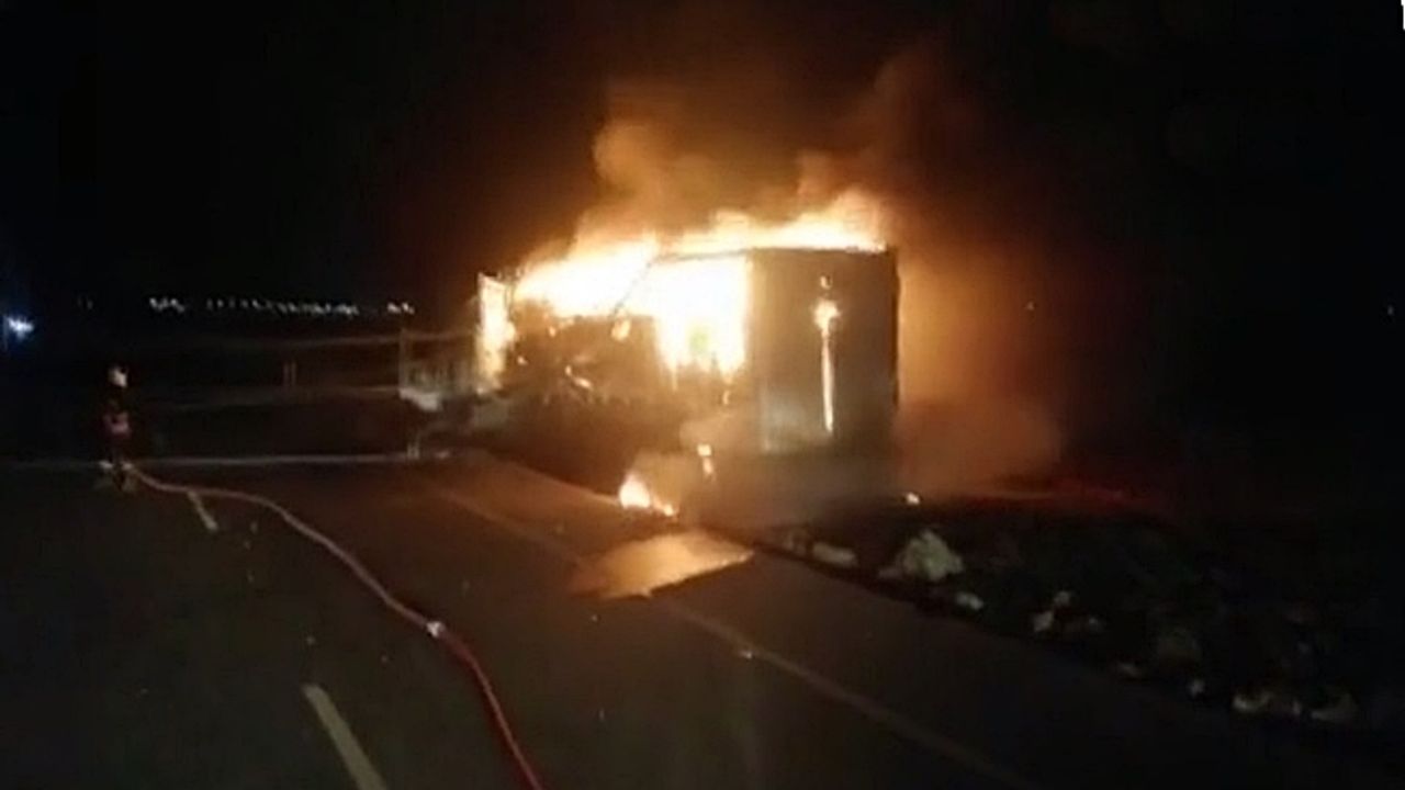 Virajı alamayan tır elektrik direğine çarpıp patladı