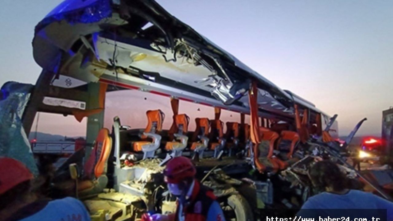 Manisa'da Kamyon ve yolcu otobüsü çarpıştı: 9 can kaybı