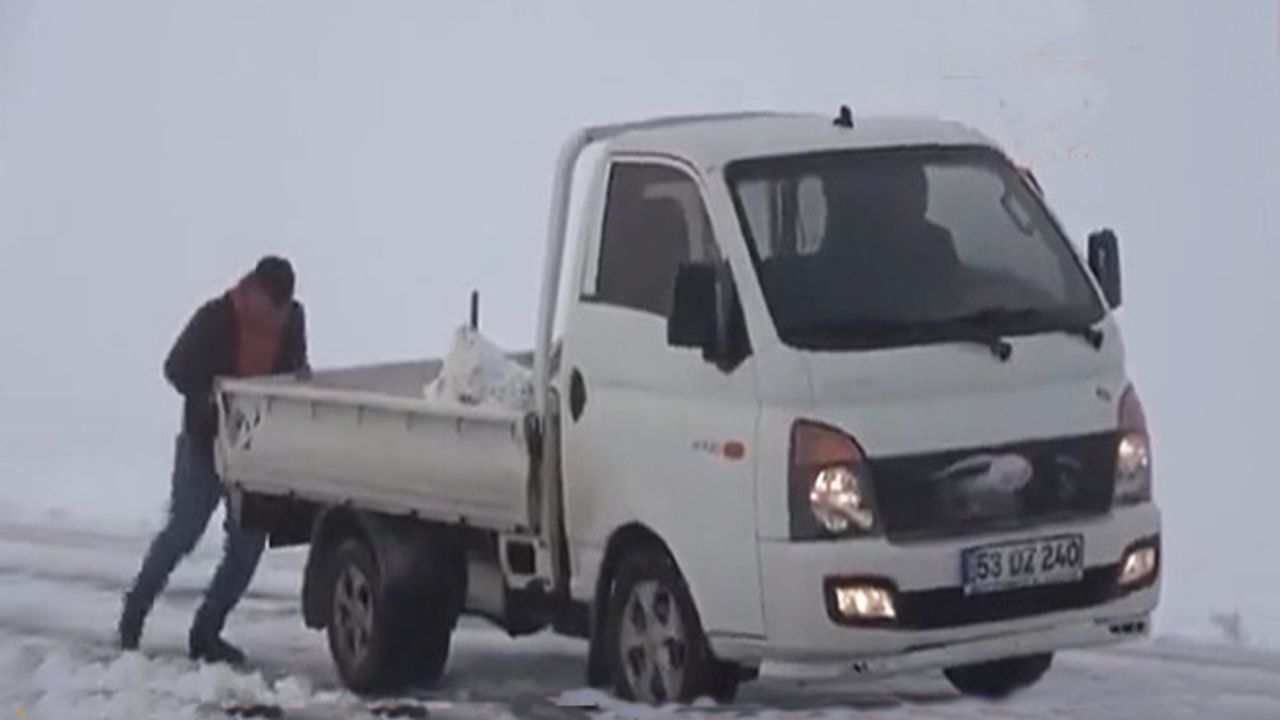 Doğuda kar etkili oldu araçlar yolda kaldı!