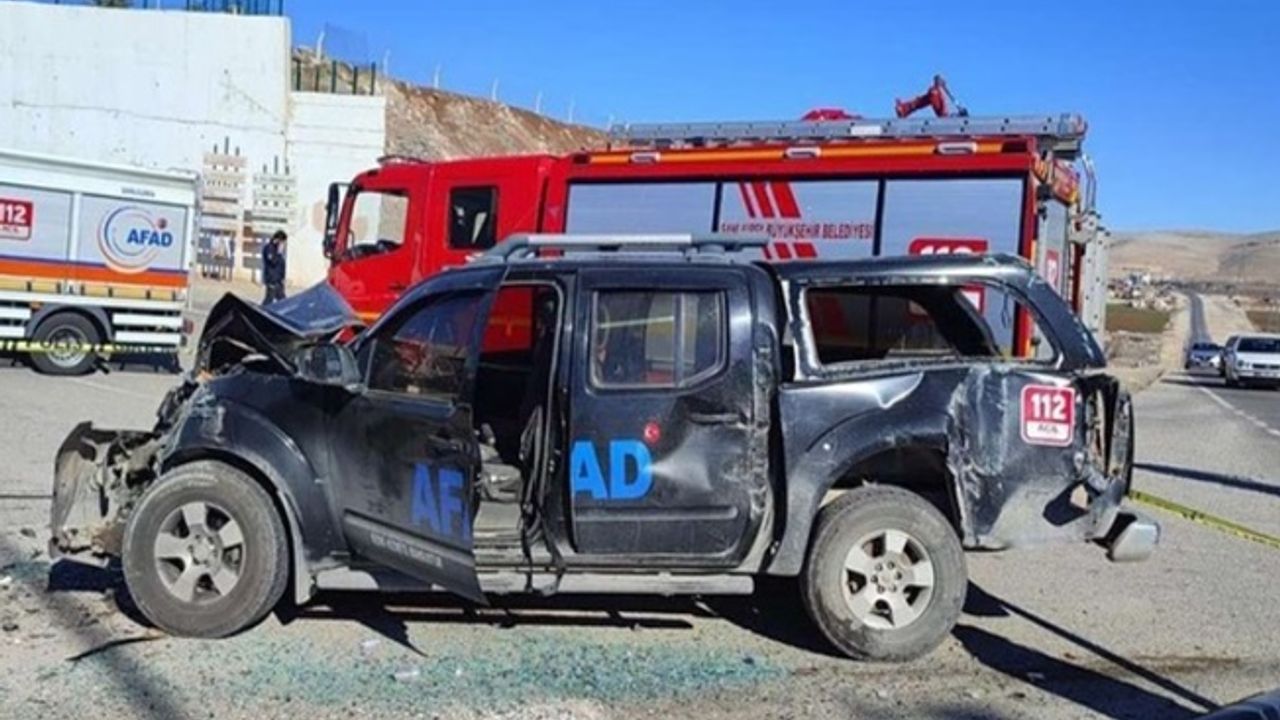Urfa’da halk otobüsü ile AFAD müdahale aracı çarpıştı: Ölü ve yaralılar var