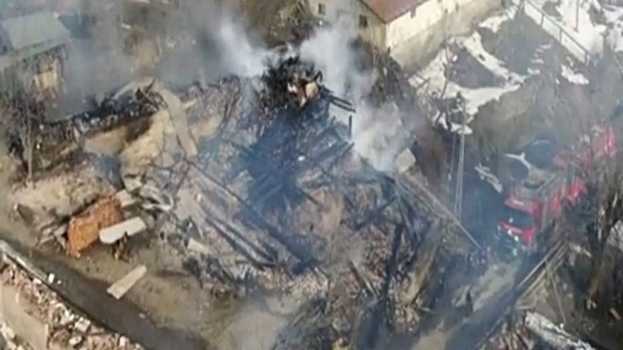 Kastamonu'da yangın felaketi; Köydeki birçok ev ve cami yandı !