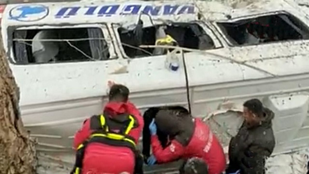 Van'da yolcu minibüsü devrildi: 14 kişi yaralandı