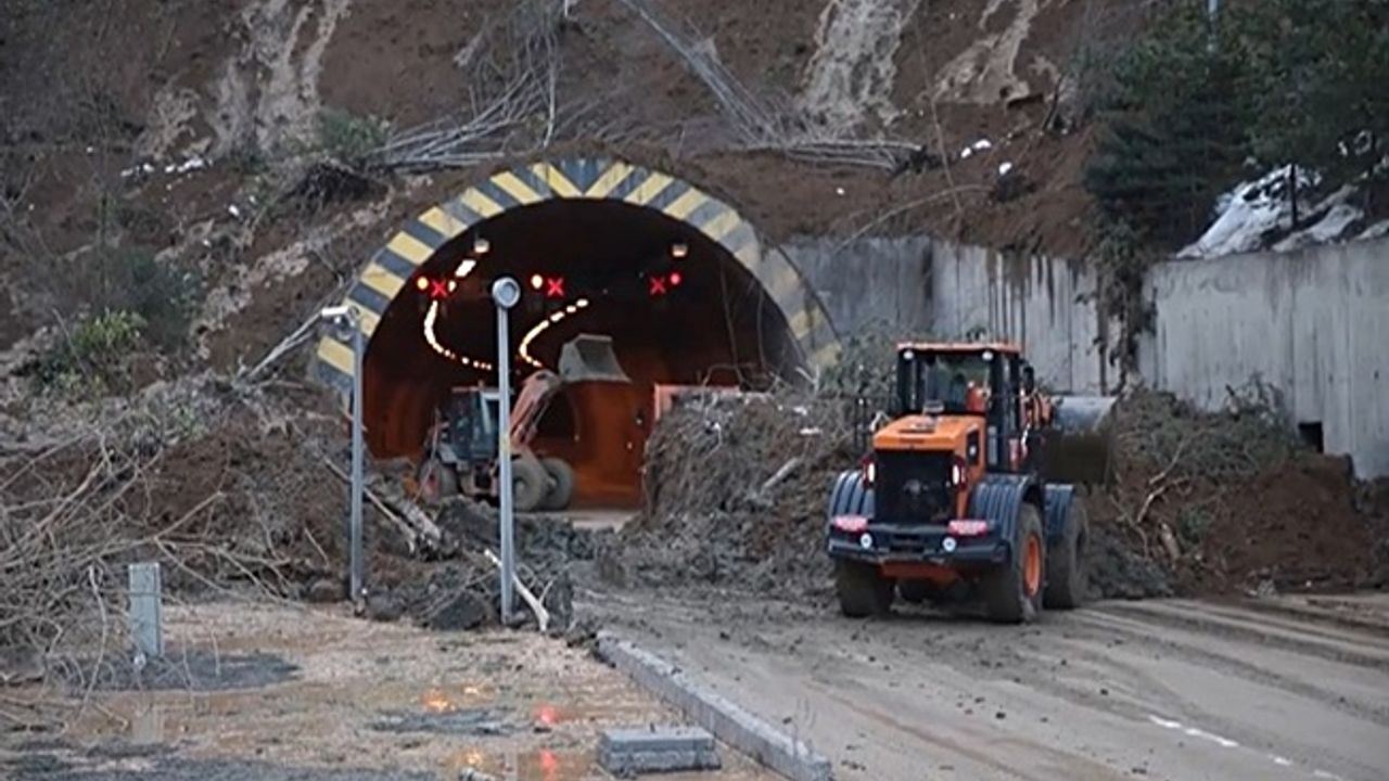 Bolu dağı heyelan nedeniyle trafiğe kapatıldı!