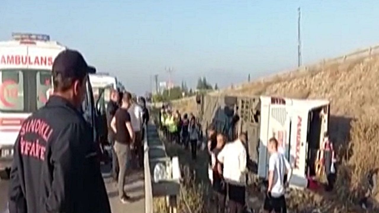 Asker adaylarının bulunduğu otobüs devrildi; 38 yaralı!