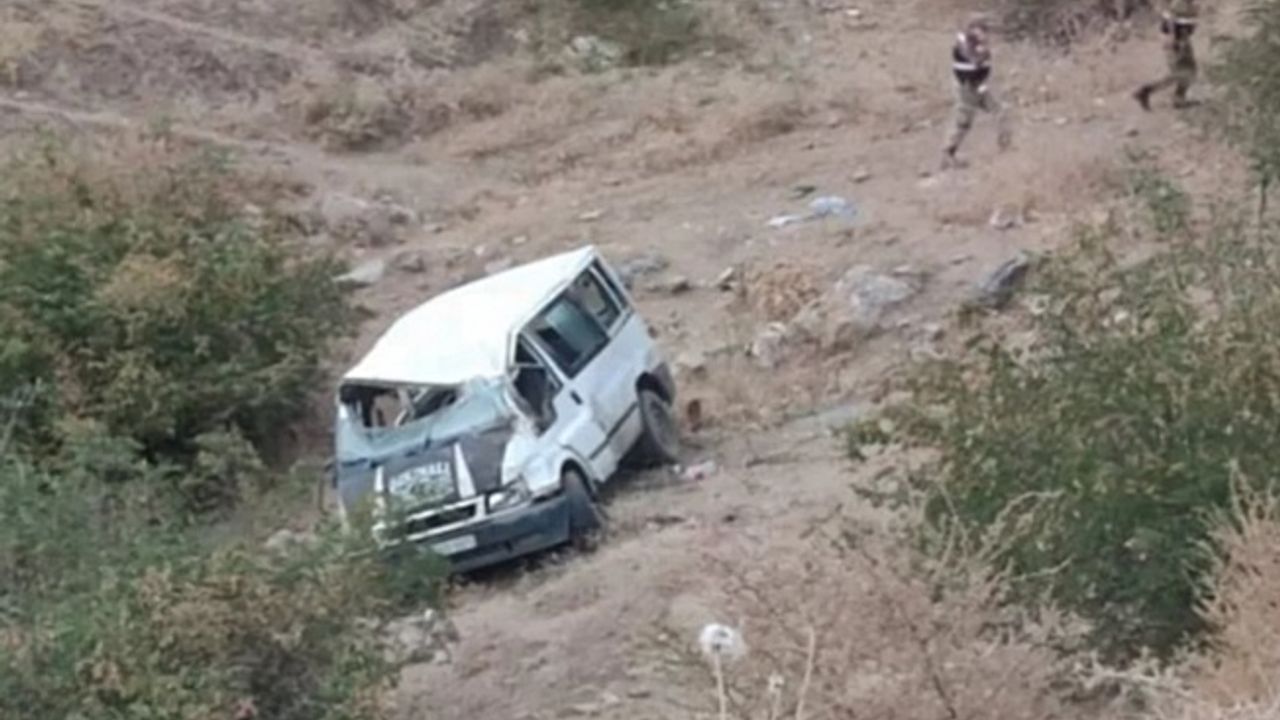 Batman'da minibüs şarampole yuvarlandı: 6 yaralı