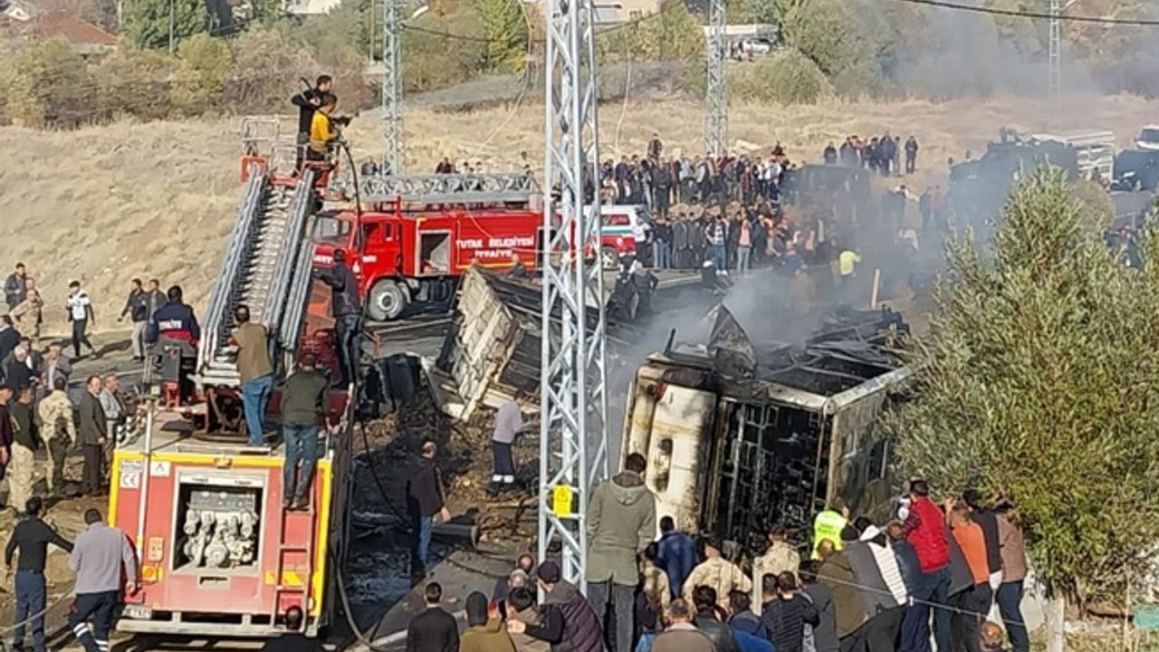 Ağrı'da yolcu otobüsü ile 2 kamyon kafa kafaya çarpıştı: 7 ölü, 11 yaralı