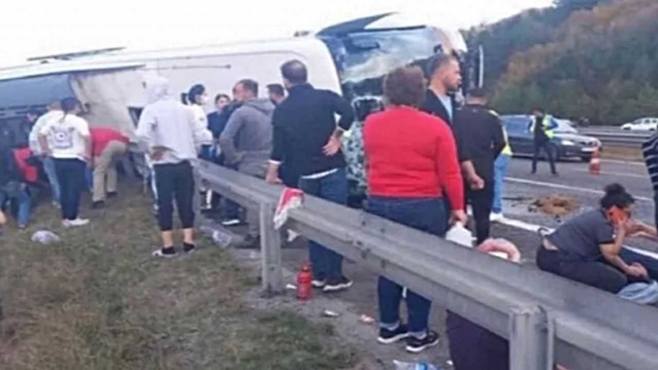 Bolu'da yolcu otobüsü devrildi: 3 ölü, 32 yaralı