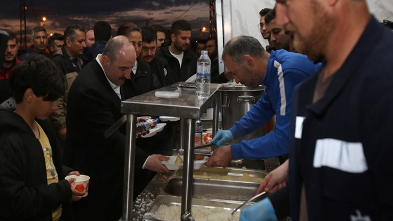 Bakan Varank, Kocaeli çadır kentte orucunu açtı