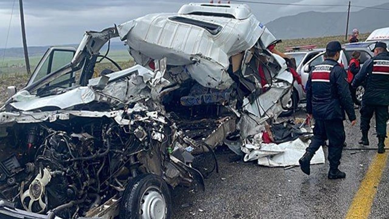 Sivas'ta feci kaza; 4 ölü!