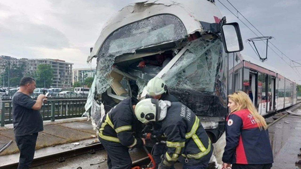 Samsun'da iki tramvay kafa kafaya çarpıştı! 20'den fazla yaralı var