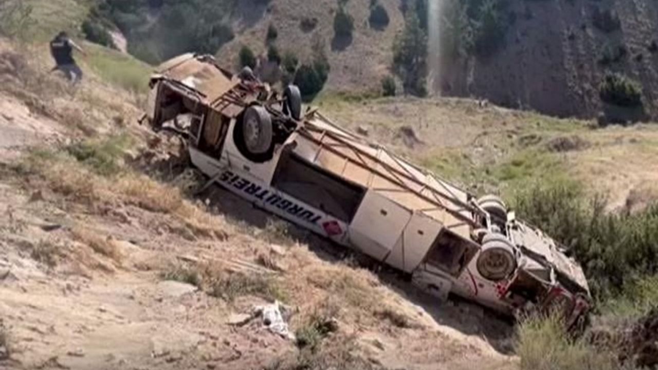 Kars'ta yolcu otobüsü viyadükten düştü: 7 ölü, 22 yaralı