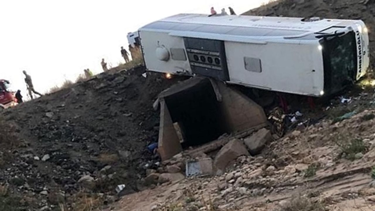 Erzurum'da feci kaza! Yolcu otobüsü şarampole devrildi