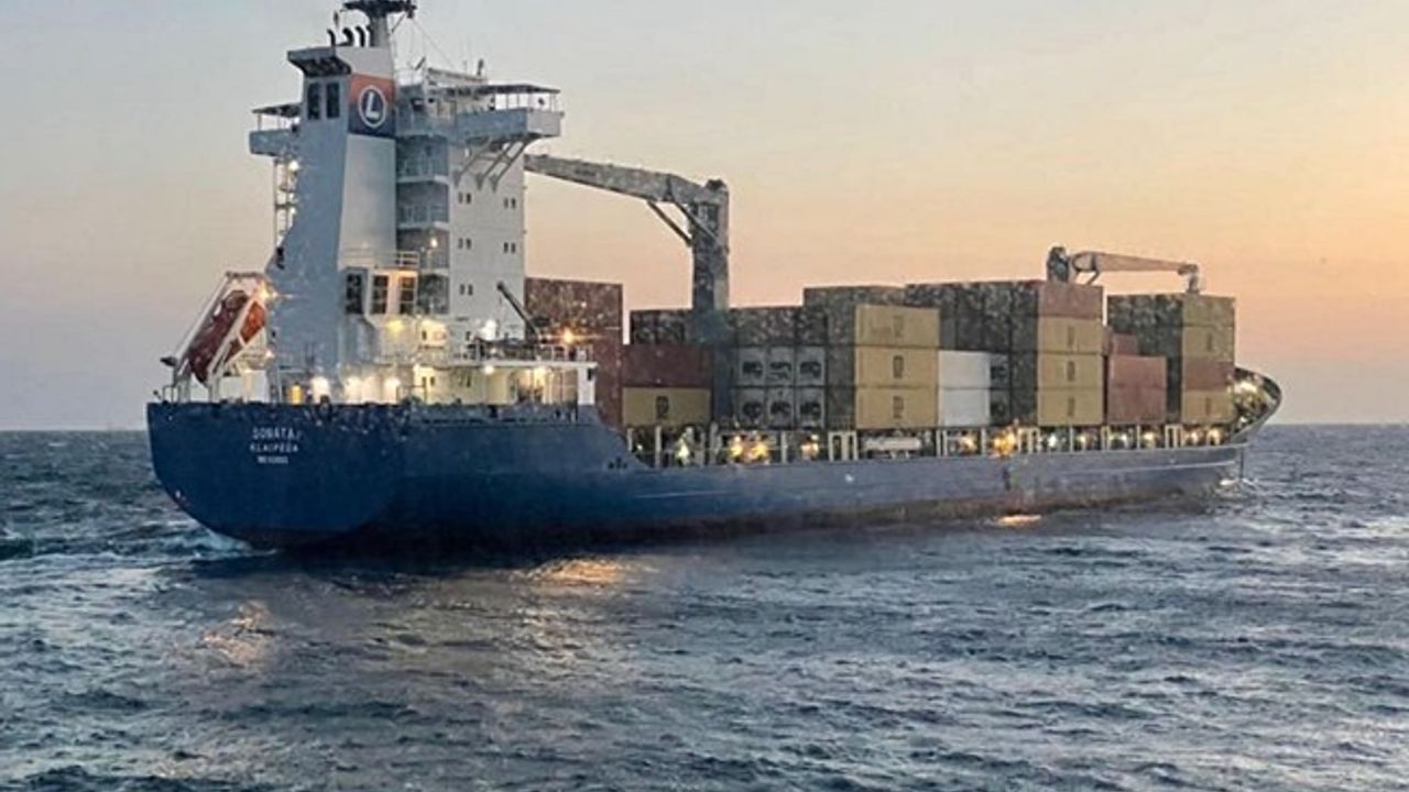 Seyir halindeki konteyner gemi Boğaz'da arızalandı