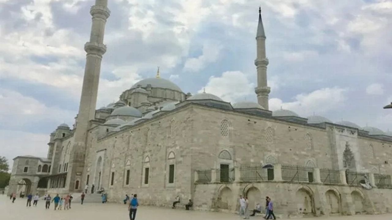 Fatih Camii'nde provokatif saldırı!