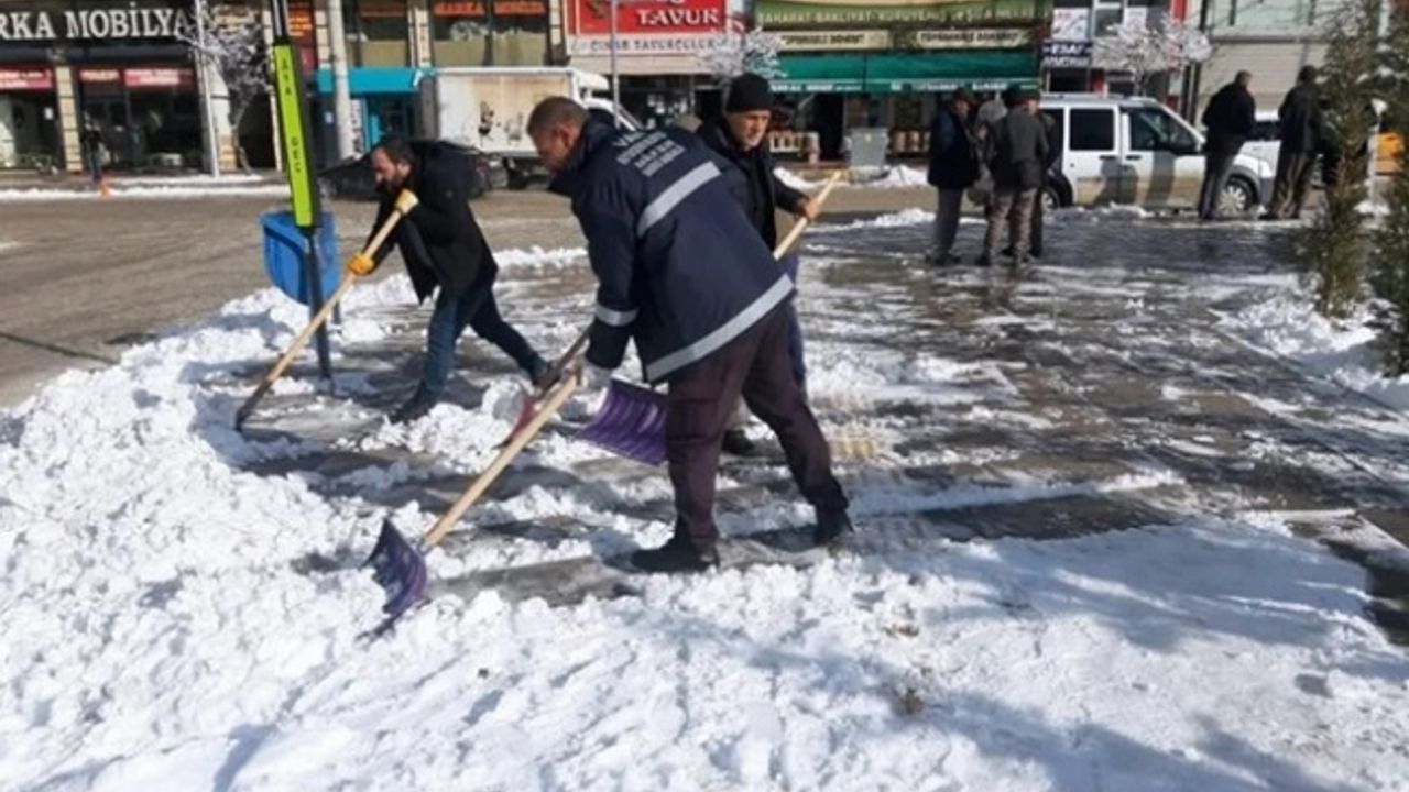 Van'da karla mücadele devam ediyor