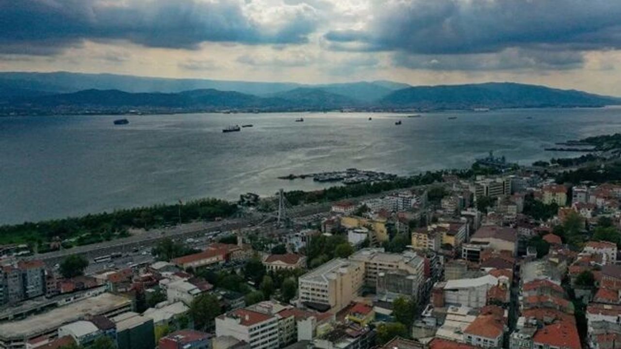 Kırmızıya dönen İzmit Körfezi'nde inceleme