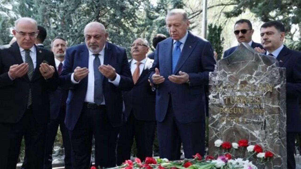 Erdoğan'dan Türkeş'in kabrine ziyaret