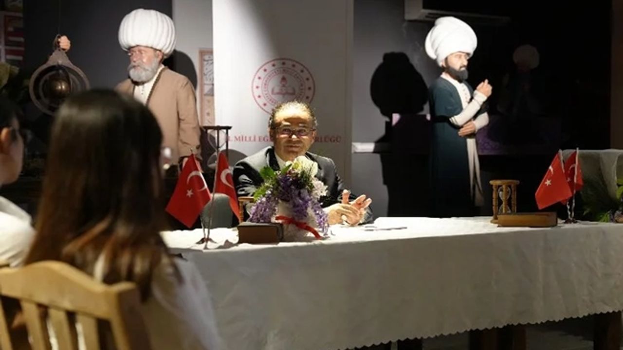 İzmir'de Milli Eğitim Müdürü Dr. Yahşi gençlerle buluştu