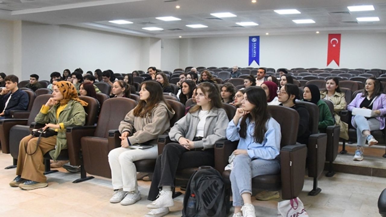 “Bir İnsanı Sevmek” Paneli Sakarya Üniversitesi'nde Gerçekleştirildi