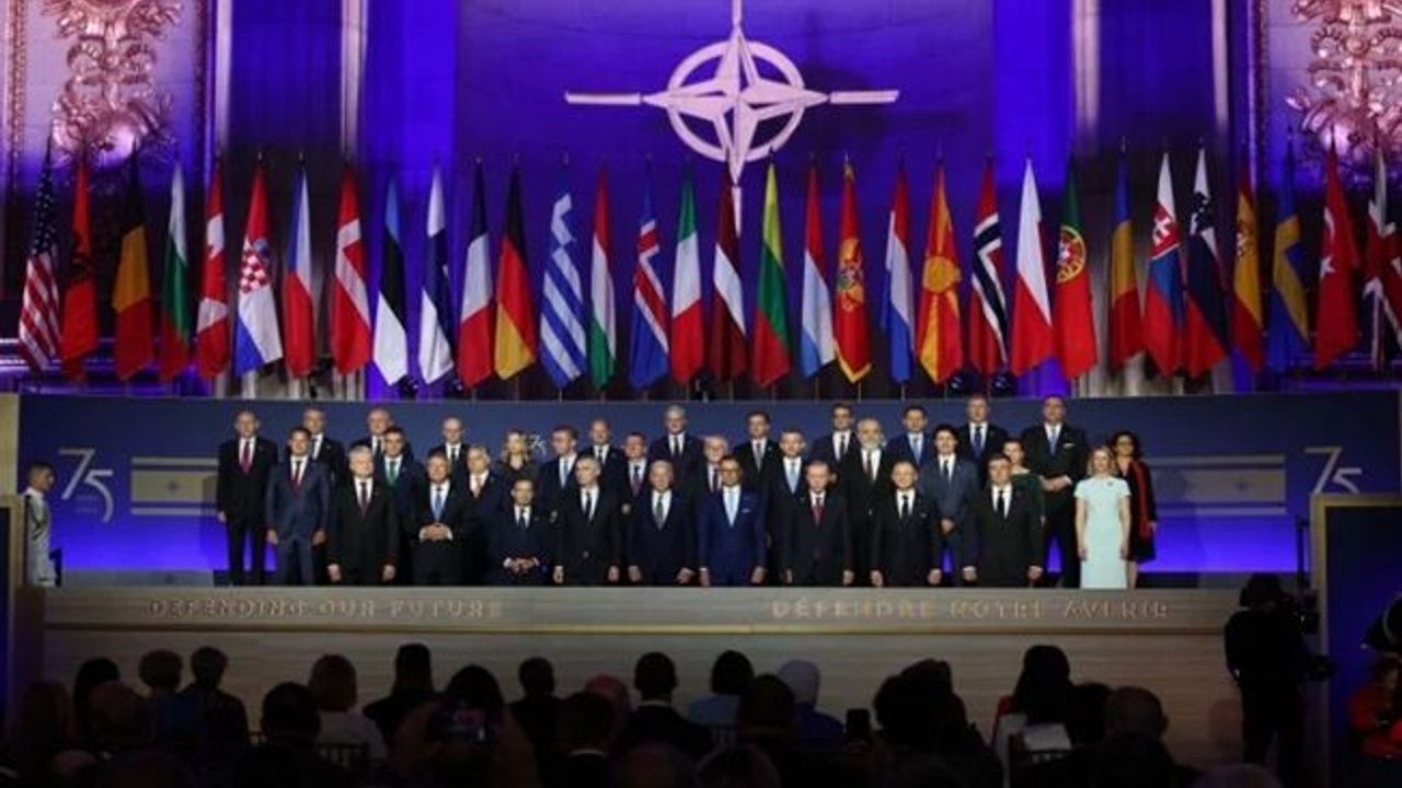 Cumhurbaşkanı Erdoğan'dan NATO zirvesinde aile fotoğrafı