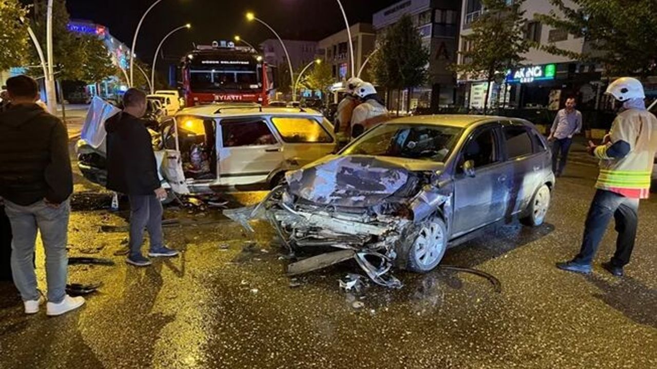 Düzce'de iki otomobil çarpıştı: 3 yaralı