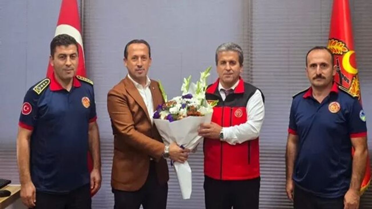 Karadere Mahallesi Muhtarı Ferruh Akıncık'tan İtfaiyecilere anlamlı ziyaret