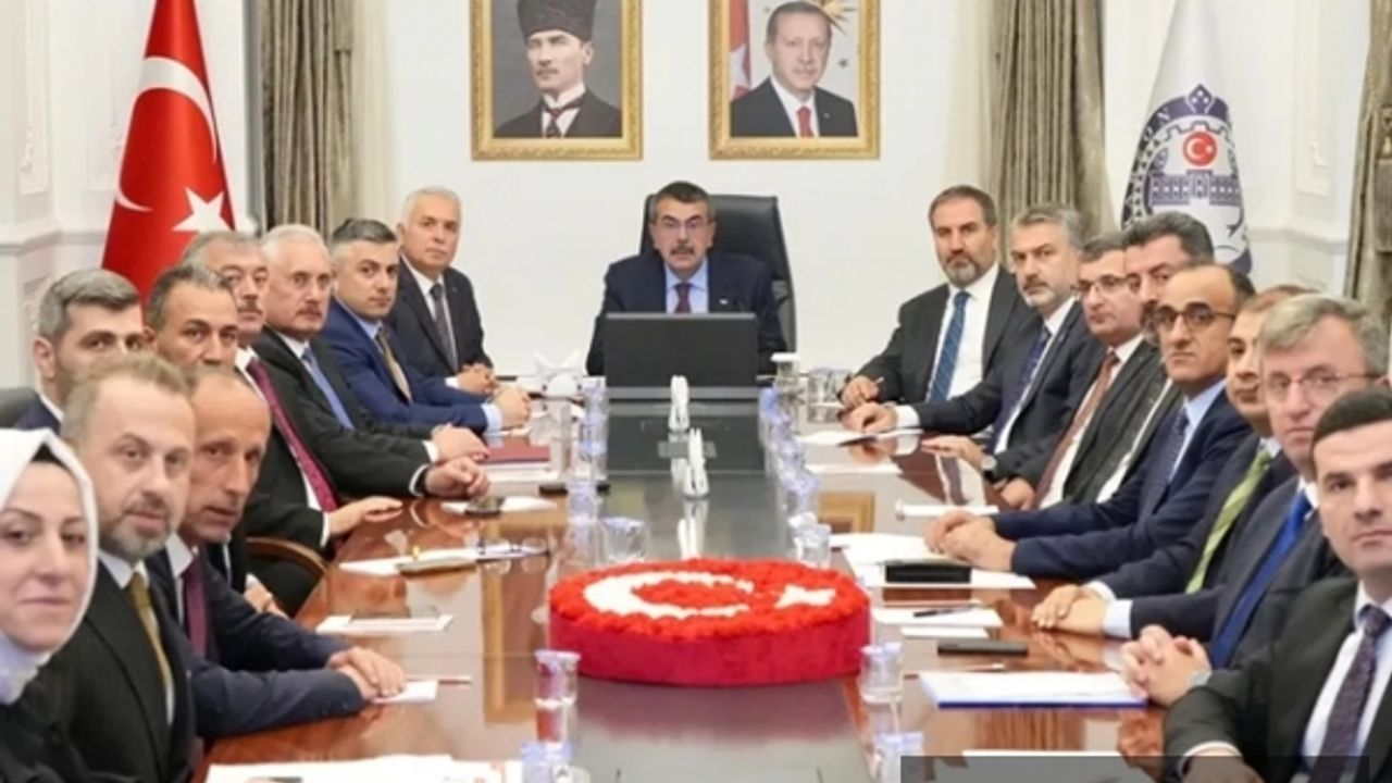 Trabzon'da eğitime Bakan Tekin'den yakın mercek