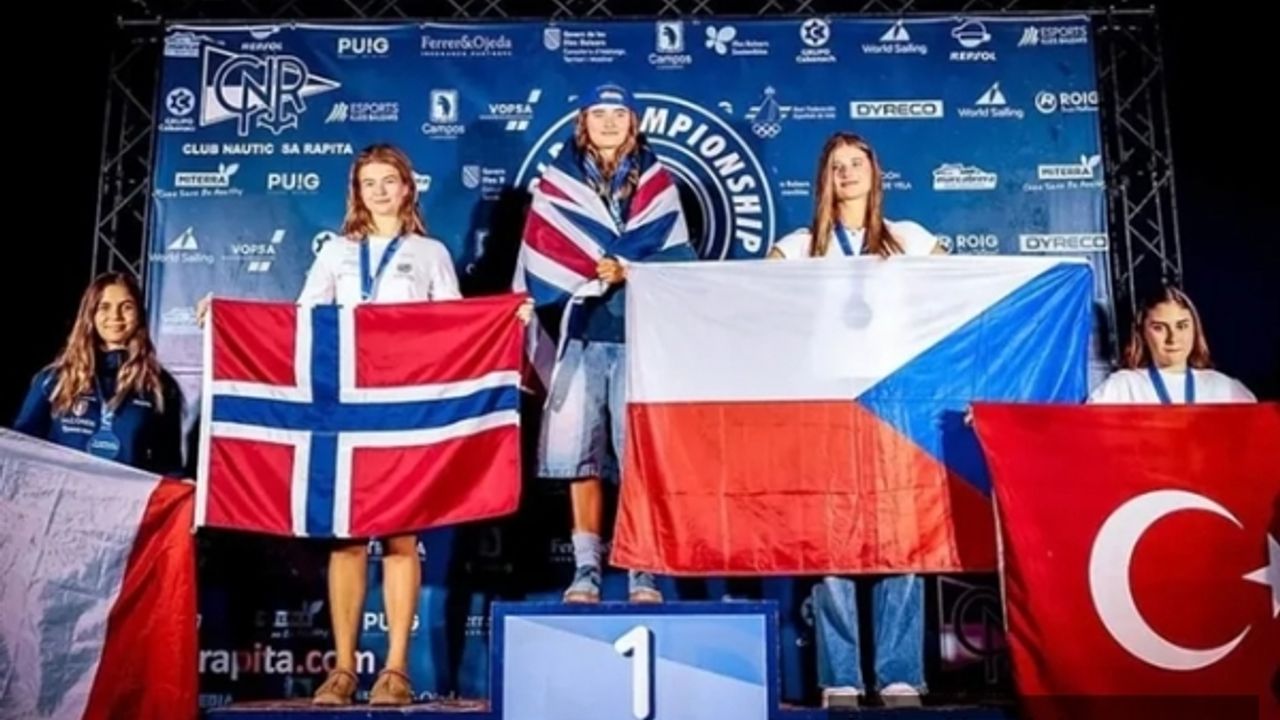 Balıkesir Ayvalıklı gençler Avrupa'da gurur yaşattı