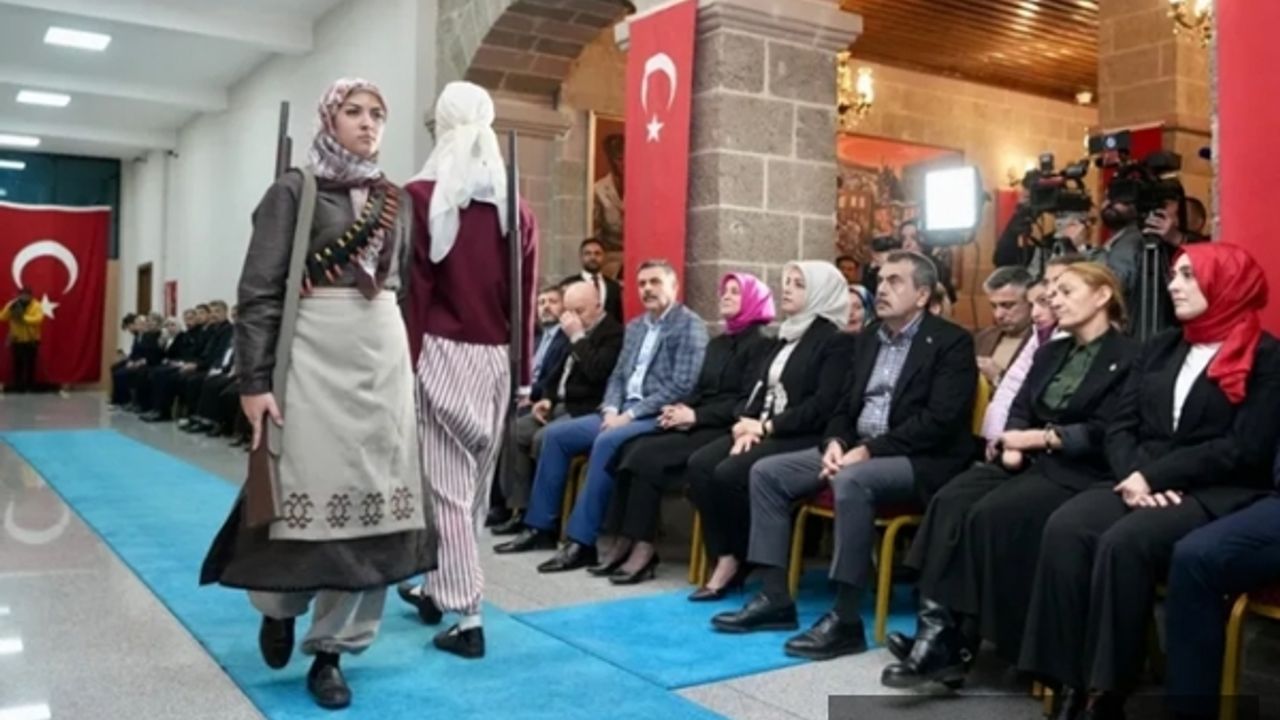 Erzurum'da 'Payidar' defile!