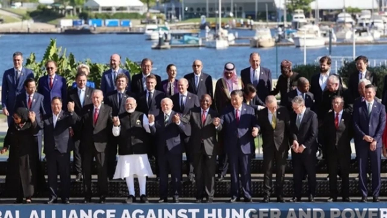 G20'de aile fotoğrafında el ele poz