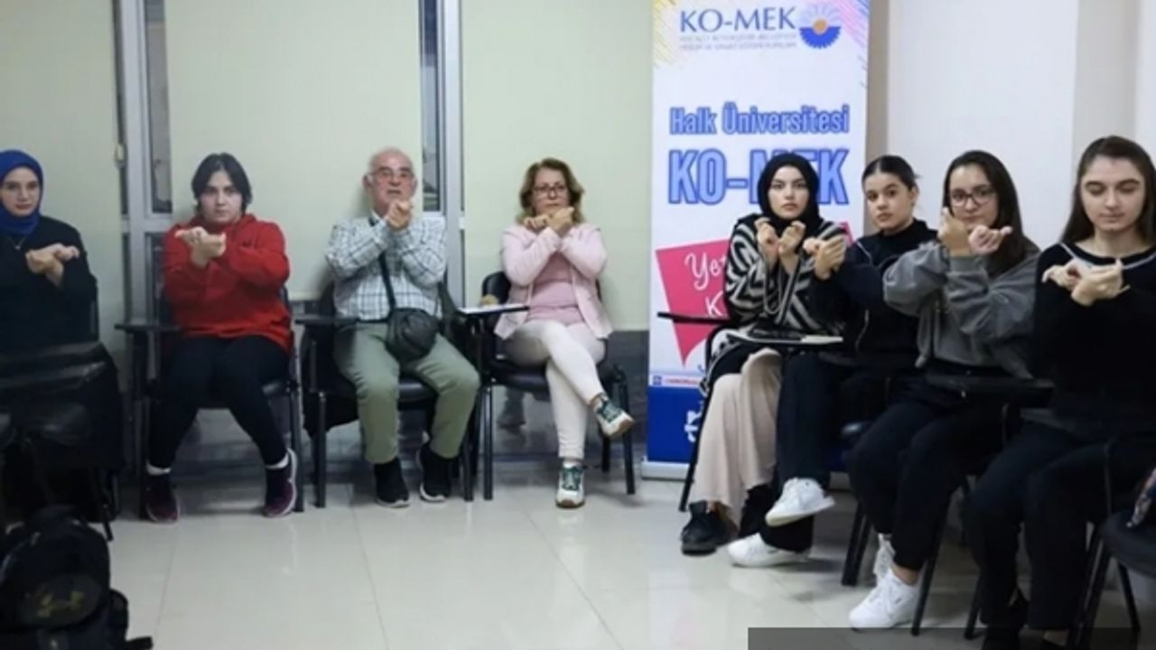 Kız isteyebilmek için işaret dili öğrendiler