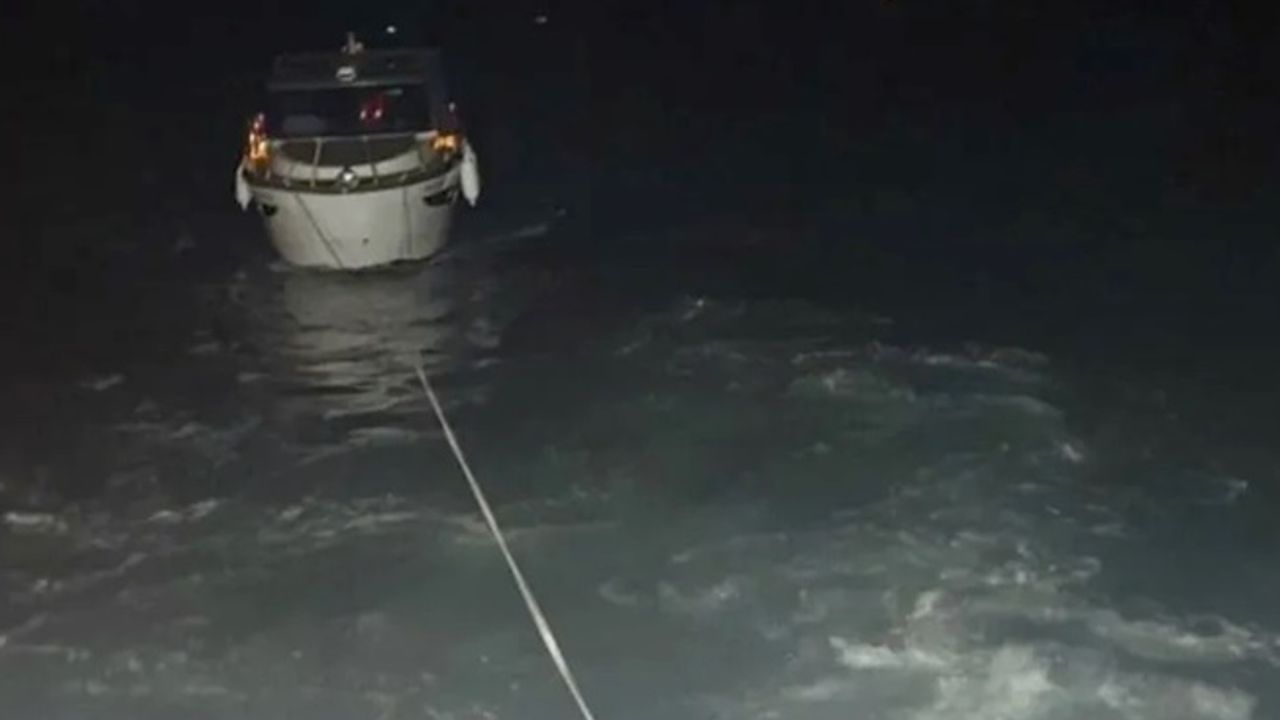 Makine arızası yapan tekne Ambarlı sahilinde sürüklendi!