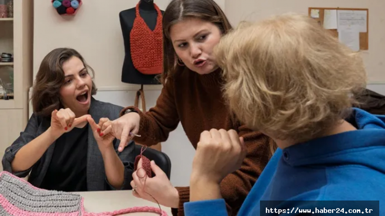 İzmir'de sağırların 'sesi' oluyorlar