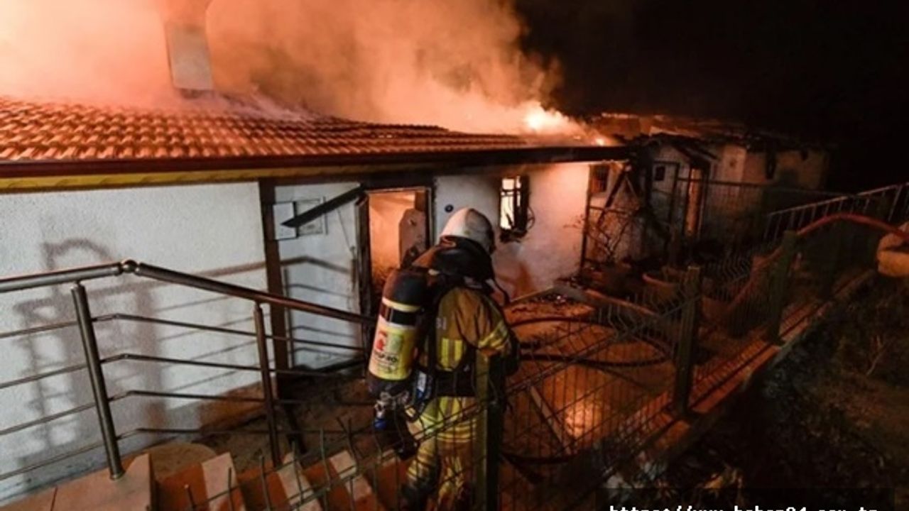 İzmir’de yangın kâbusu! 20 ev yandı, ekipler seferber oldu