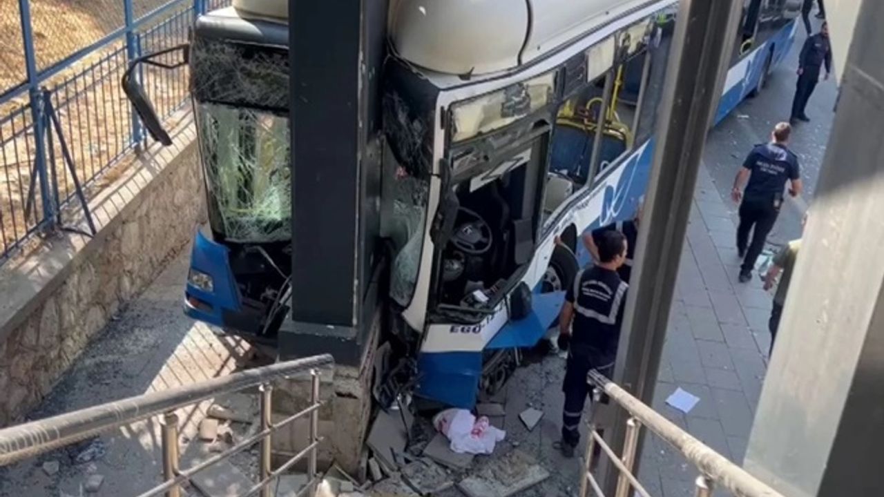 Ankara'da belediye otobüsü kaza yaptı: Çok sayıda yaralı var!