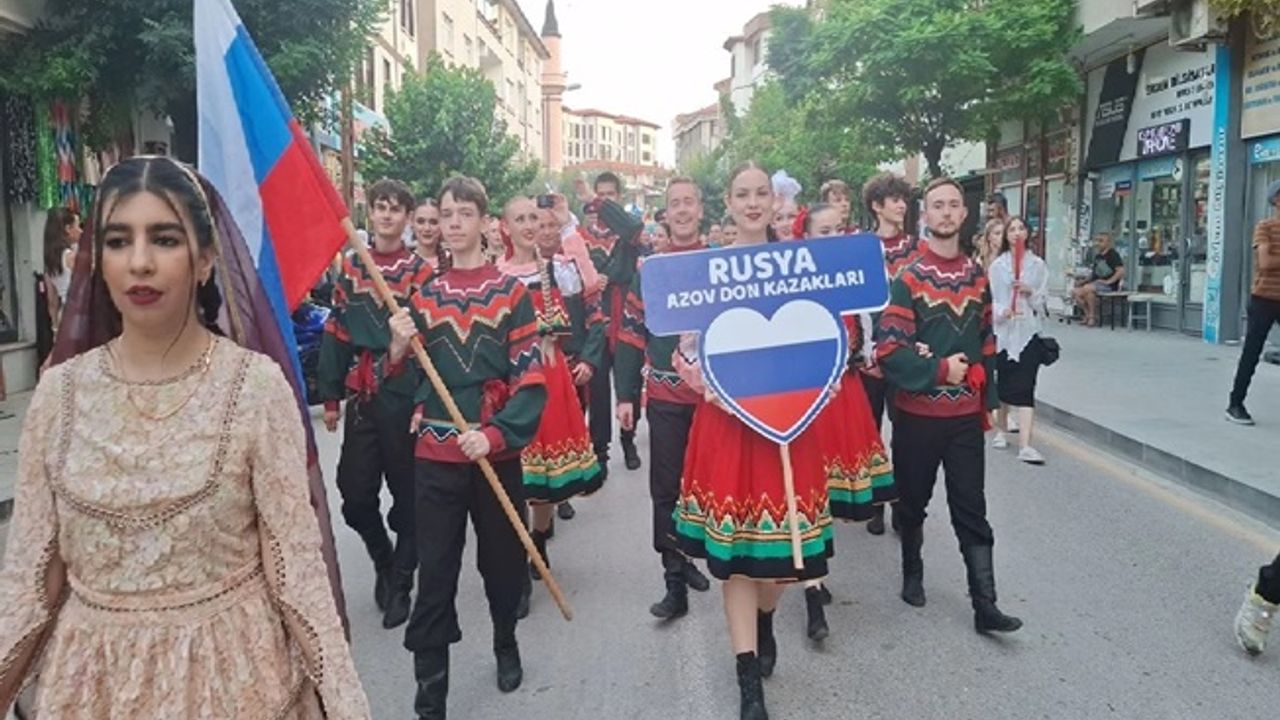 Beypazarı'nda 2. Uluslararası Halk Dansları ve Müzik Festivali kortejle başladı