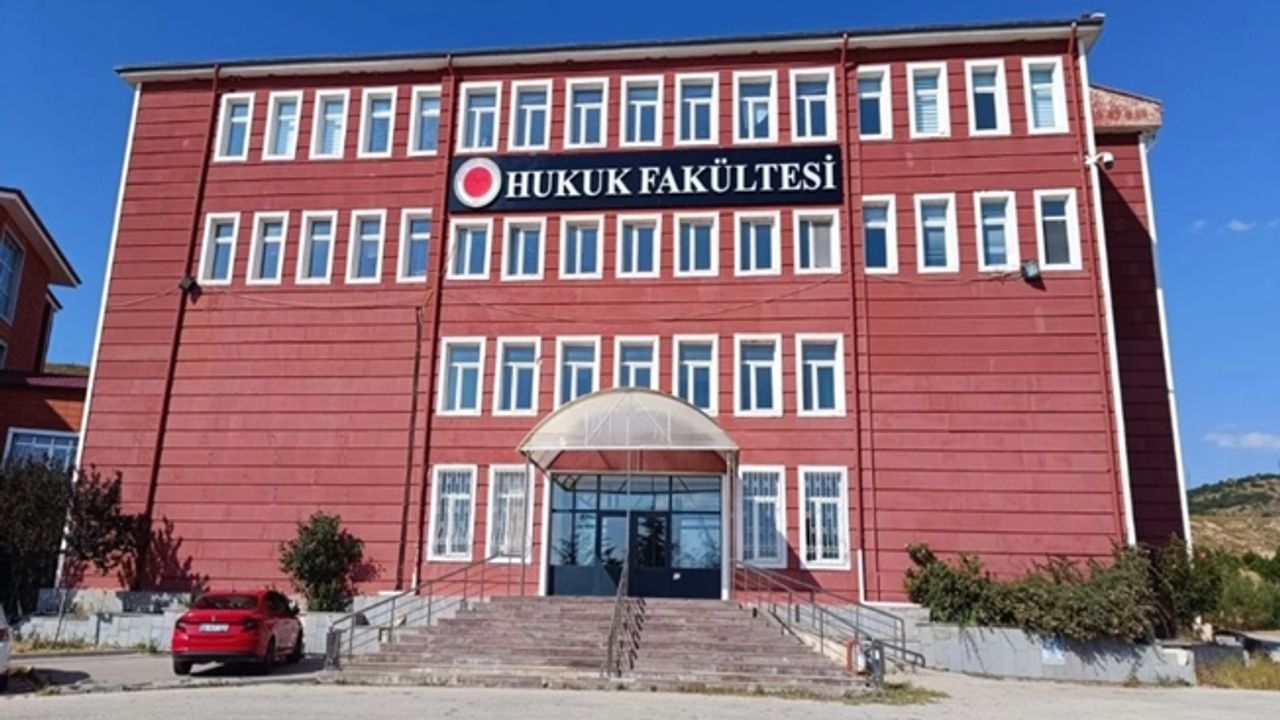 Hukuk fakültelerine girişte başarı sıralaması barajı 125 bin olarak güncellendi