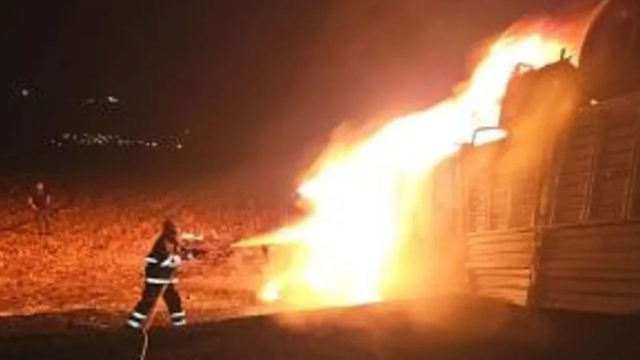 Mardin’de devrilen tır alev aldı, sürücü hayatını kaybetti
