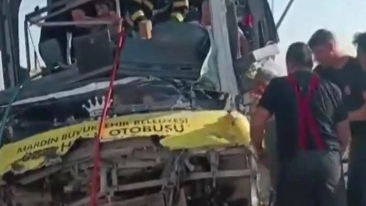 Mardin’de kaza: Halk otobüsü ile tır çarpıştı, 1 can kaybı