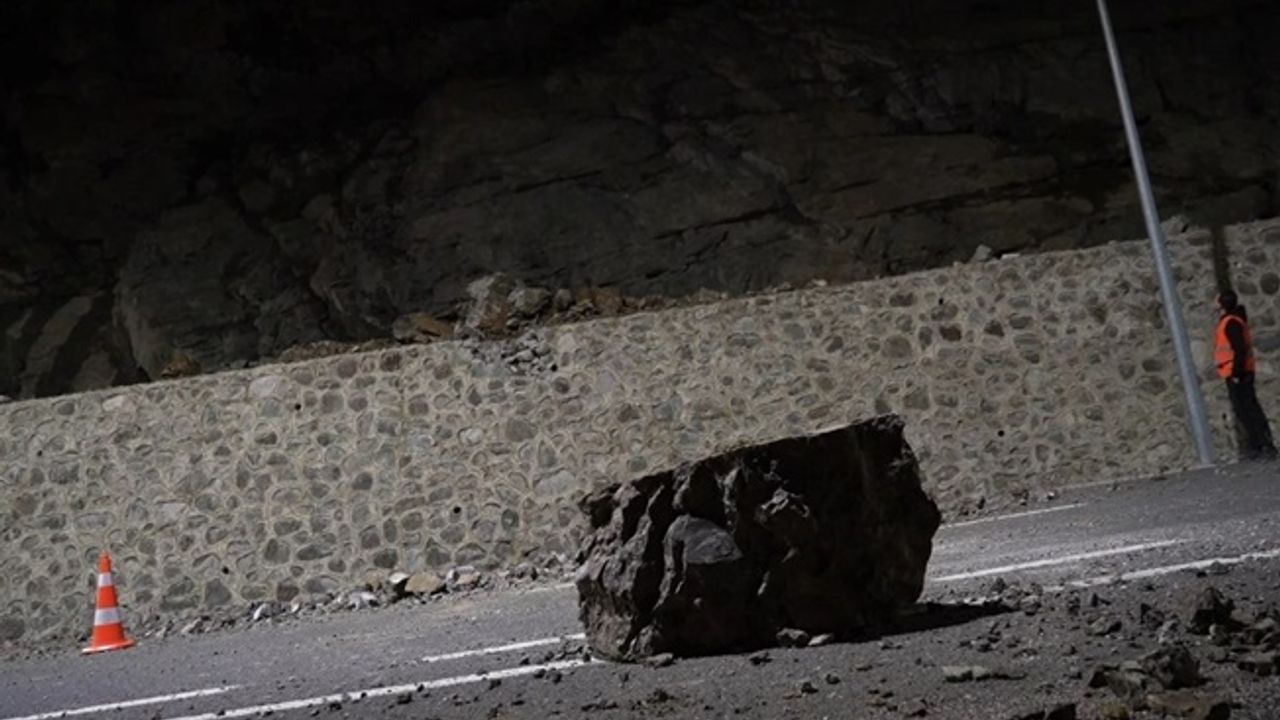 Artvin’de heyelan: Karadeniz sahil yolu trafiğe kapandı