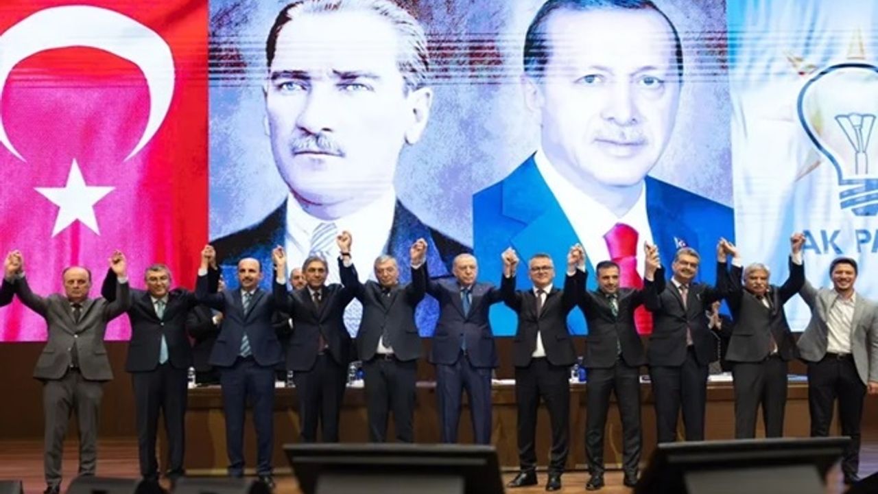 İki belediye başkanı AK Parti’ye katıldı... Rozetleri Erdoğan taktı!