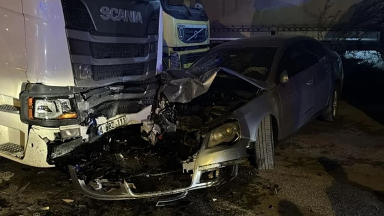 Park halindeki araçlara çarpan araçtaki 4 kişi ağır yaralandı!