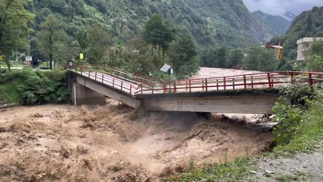 Rize’yi Sel Vurdu: Bungalovlar Yıkıldı, Ayder Yolu Kapandı