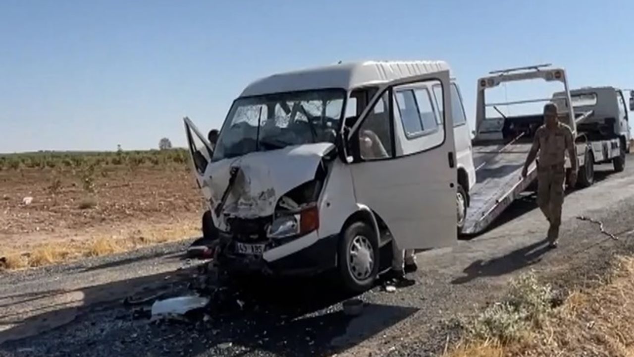 Şanlıurfa’da minibüs ile otomobil çarpıştı: 15 yaralı