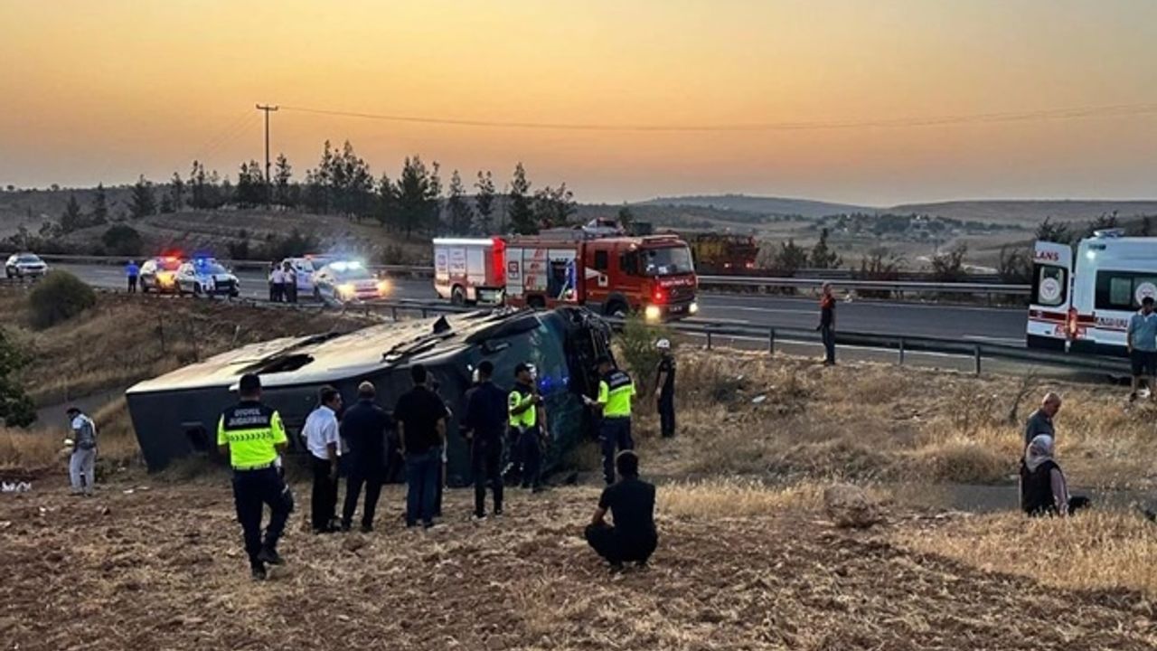 Suruç’ta kaza: Yolcu otobüsü yan yattı